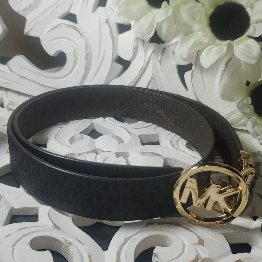 Reversable blk or brown band kors belt